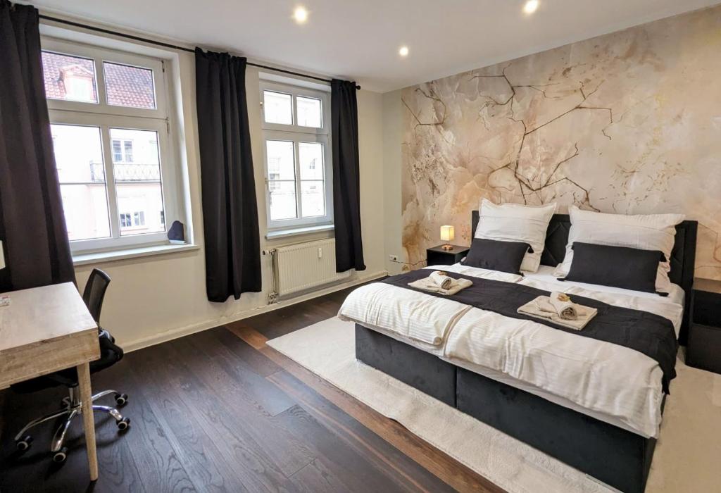 科特布斯Altstadt-oase的一间卧室设有一张大床和两个窗户。