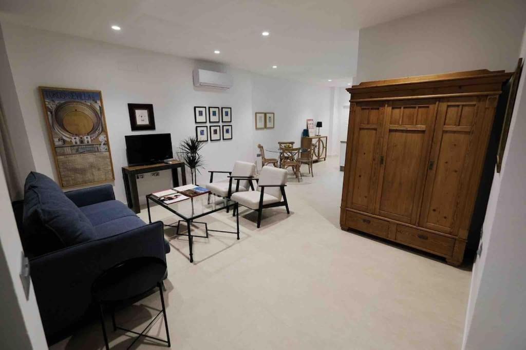 塞维利亚CoLet Apartamento的客厅配有蓝色的沙发和椅子