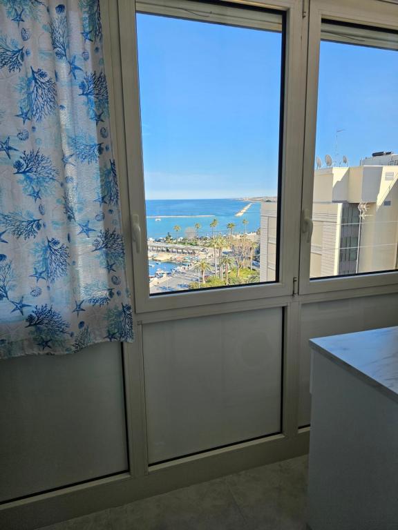 巴里Mare Luna Apartment的客房设有2扇窗户,享有海滩美景