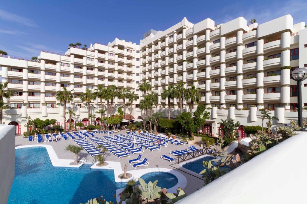 阿尔姆尼卡Ibersol Almuñecar Beach & Spa Hotel的 ⁇ 染酒店,带游泳池