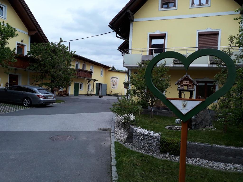 加姆利茨Obsthof Glück的房屋前的绿色心形标志
