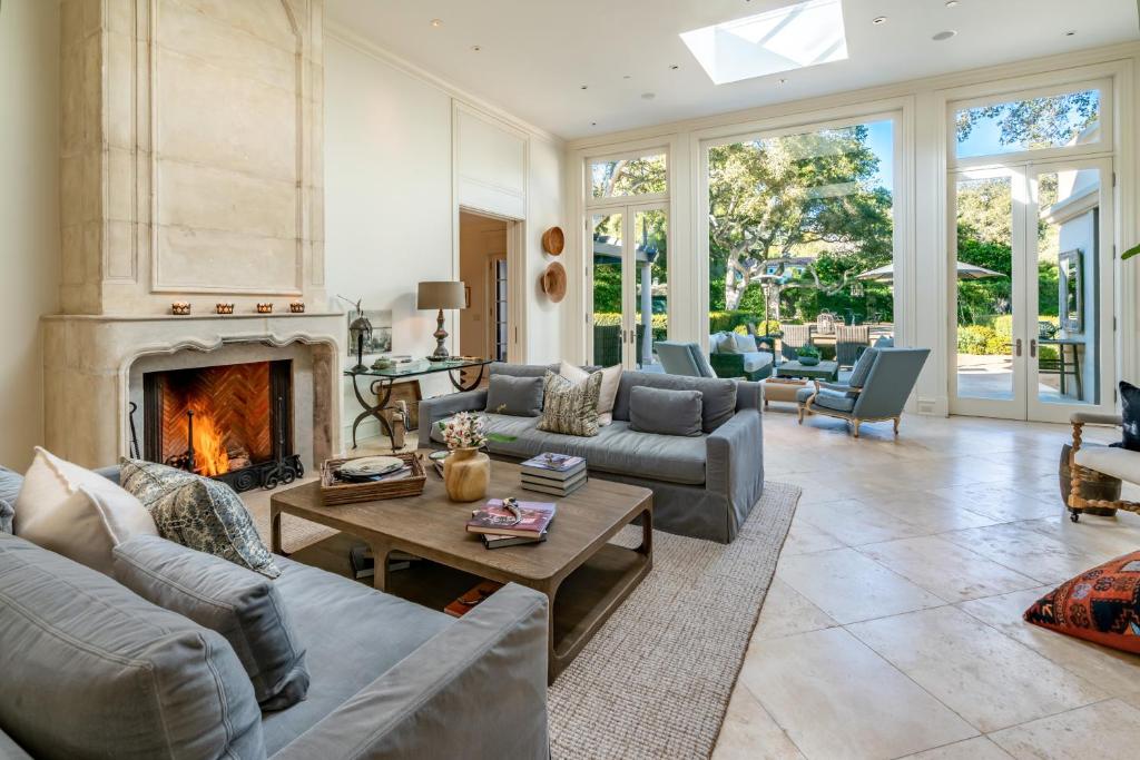 MontecitoLavish Montecito Home with Hot Tub, Patio and Gardens!的带沙发和壁炉的客厅