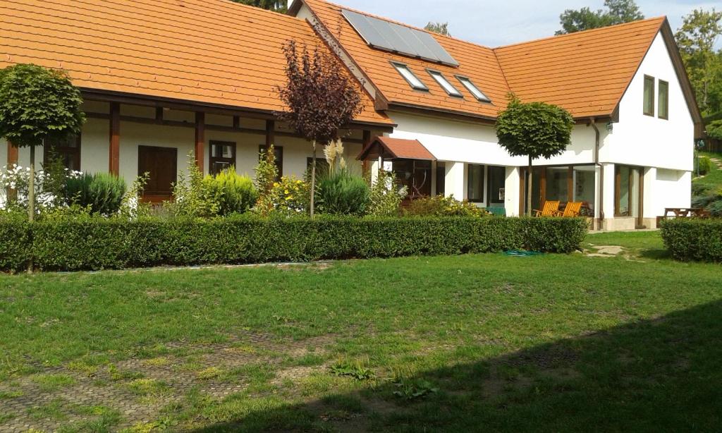 锡尔沃斯瓦里德提普塔普拉克旅馆的一座带橙色屋顶和庭院的房子