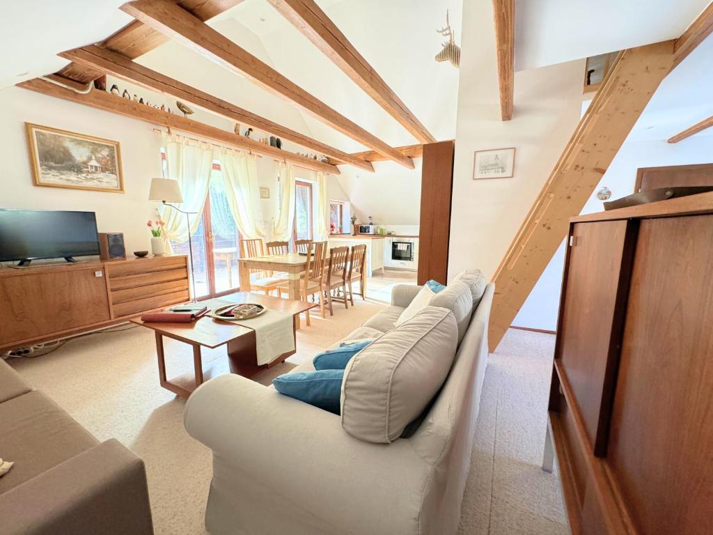 KropaTraditional house near Lake Bled & the Alps的客厅配有沙发和桌子