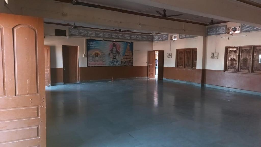 乌贾因Gehelot DharmShala的一间空的宽大房间,地面空得很大