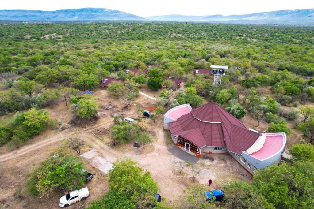 OlolaimutiekMara Empiris Safari Camp的屋顶房屋的空中景致