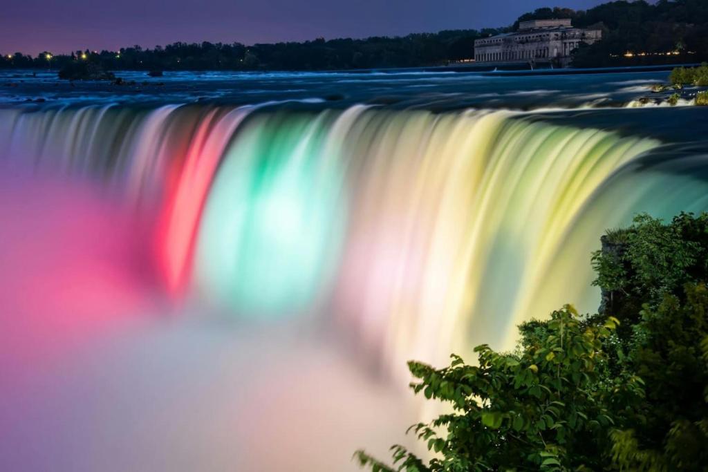 尼亚加拉瀑布Charming 1BD Getaway - Unwind Near Niagara Falls的瀑布中央的彩虹