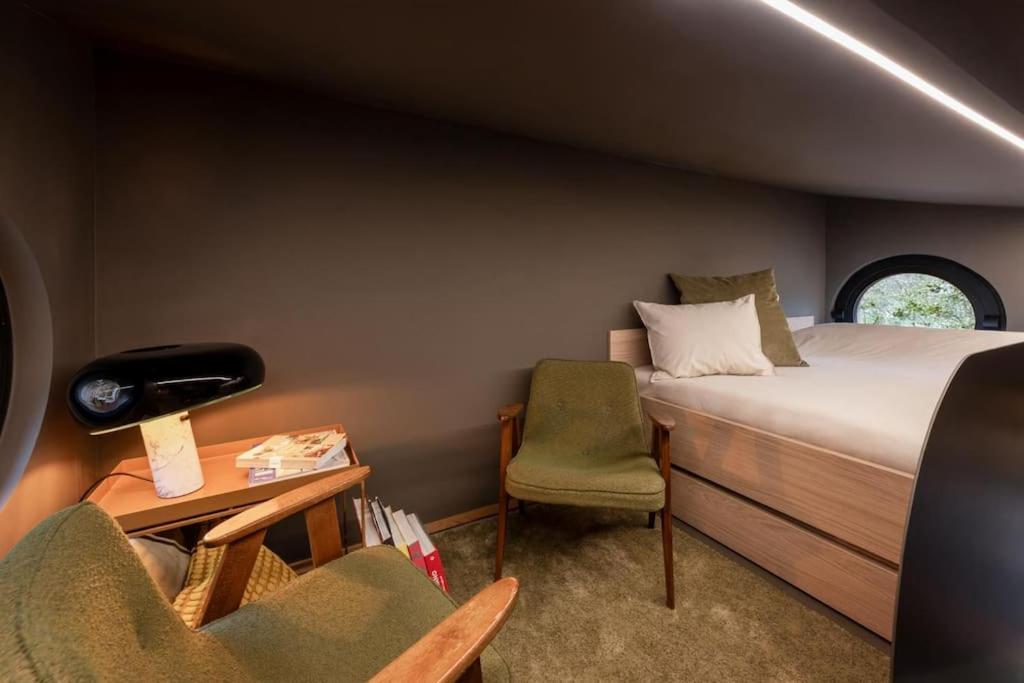 卢森堡Schmalshuus Module的小房间设有一张床和一把椅子