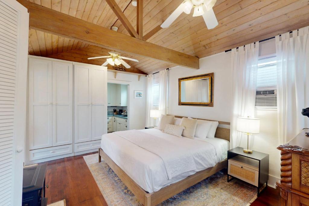 圣巴巴拉Santa Barbara Beach Cottage的一间卧室设有一张床和木制天花板