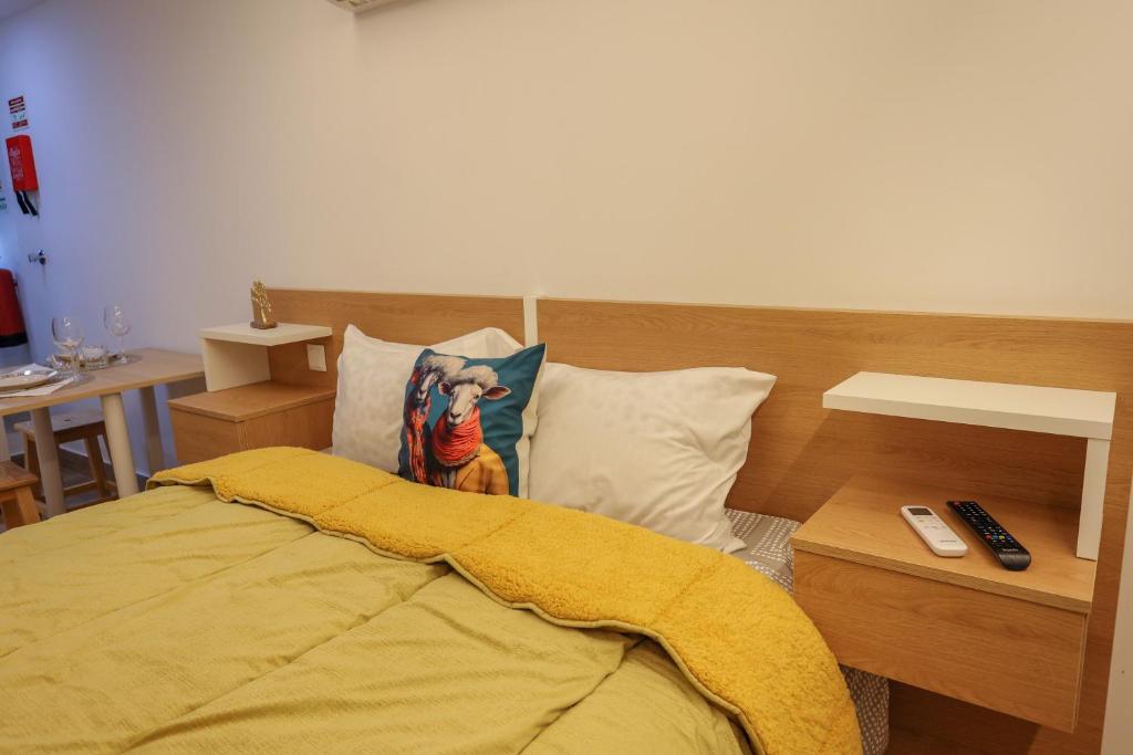 塞亚CASA ORIGENS ll的一间卧室配有一张黄色毯子床