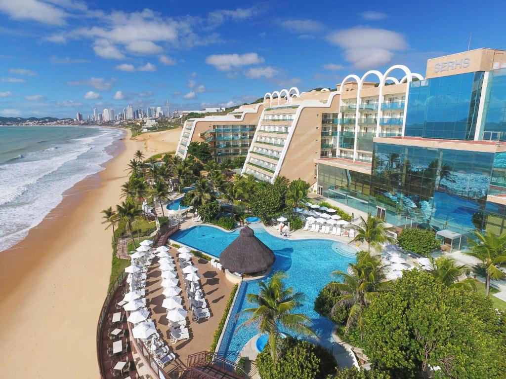 纳塔尔Serhs Natal Grand Hotel & Resort的享有度假胜地和海滩的空中景致