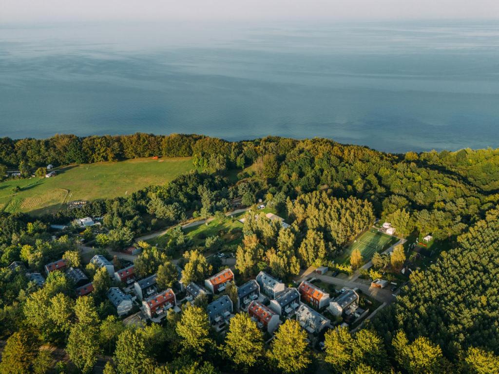 加茨比亚格拉Rosevia Resort & Spa的树木茂密的山丘上房屋的空中景观