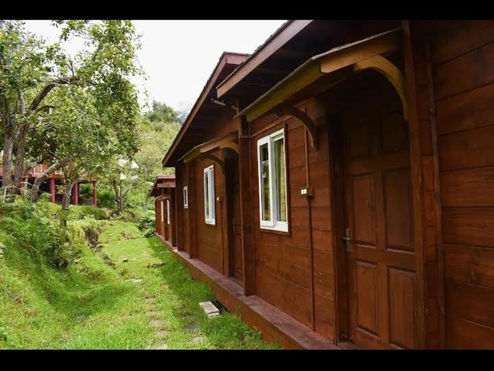科代卡纳尔achu's homestay的小木屋的一侧设有门