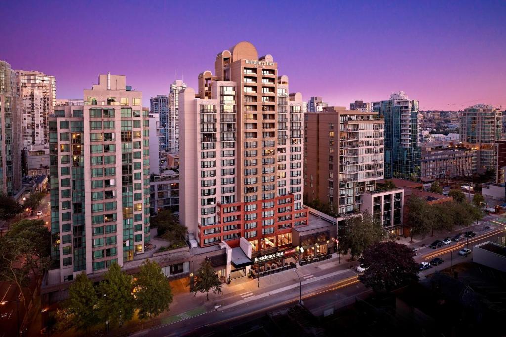 温哥华温哥华市中心万豪费尔菲尔德酒店的享有城市和高楼的景色