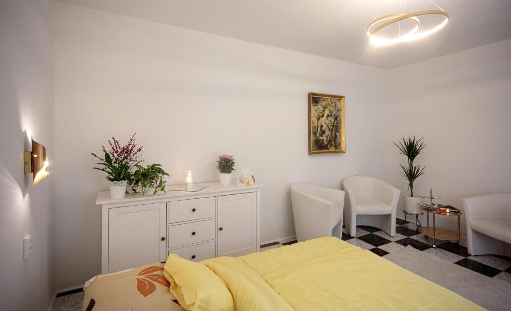 布达佩斯Birdnest Apartment的卧室配有一张床、一张桌子和椅子
