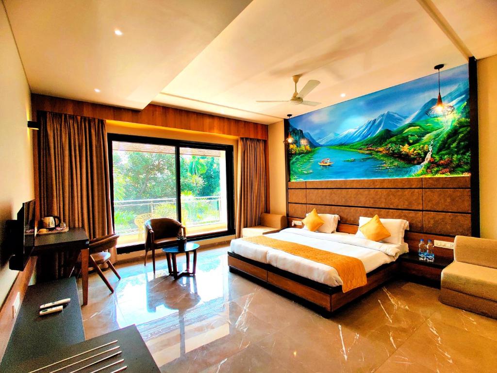 萨三吉尔Hotel Anil Farmhouse Gir Jungle Resort的卧室的墙上挂着一幅大画