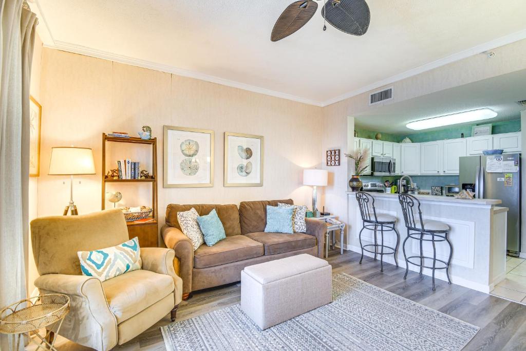 格尔夫海岸Gulf Shores Condo with Balcony 2 Mi to Fort Morgan!的带沙发的客厅和厨房