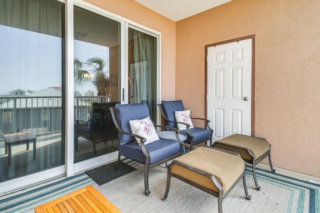格尔夫海岸Gulf Shores Condo with Balcony 2 Mi to Fort Morgan!的带三把椅子和阳台的客房