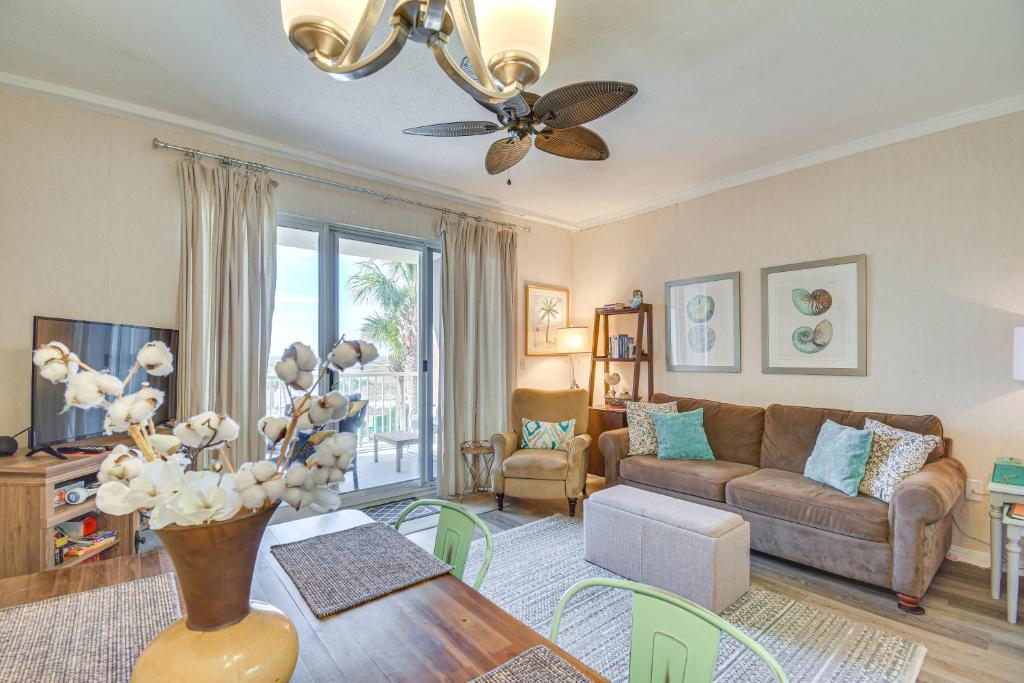 格尔夫海岸Gulf Shores Condo with Balcony 2 Mi to Fort Morgan!的带沙发和桌子的客厅