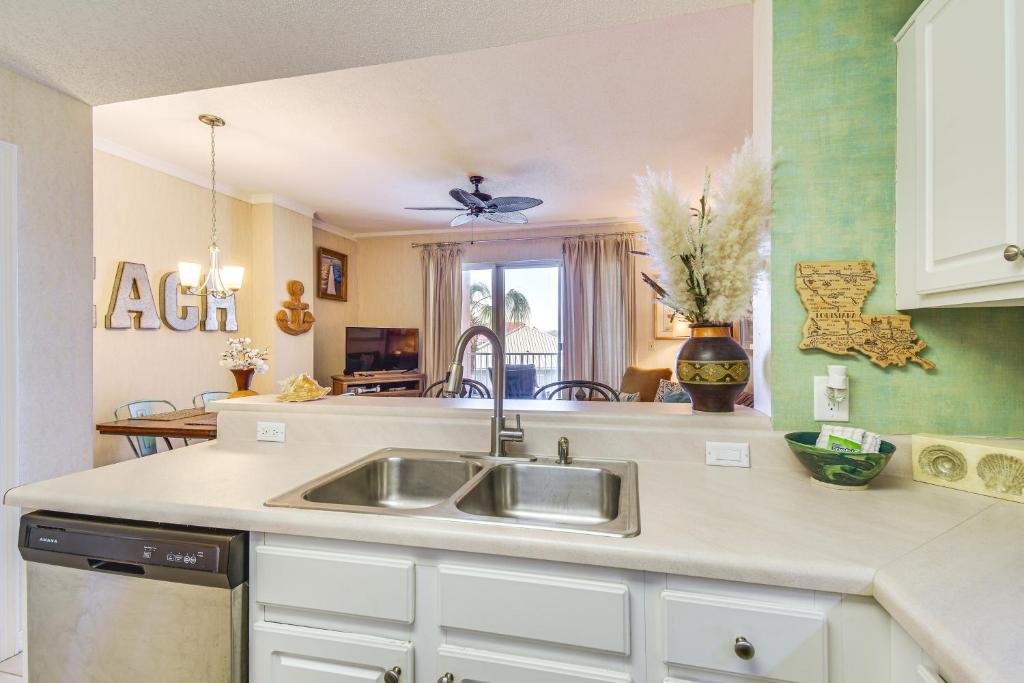 Gulf Shores Condo with Balcony 2 Mi to Fort Morgan!的厨房或小厨房