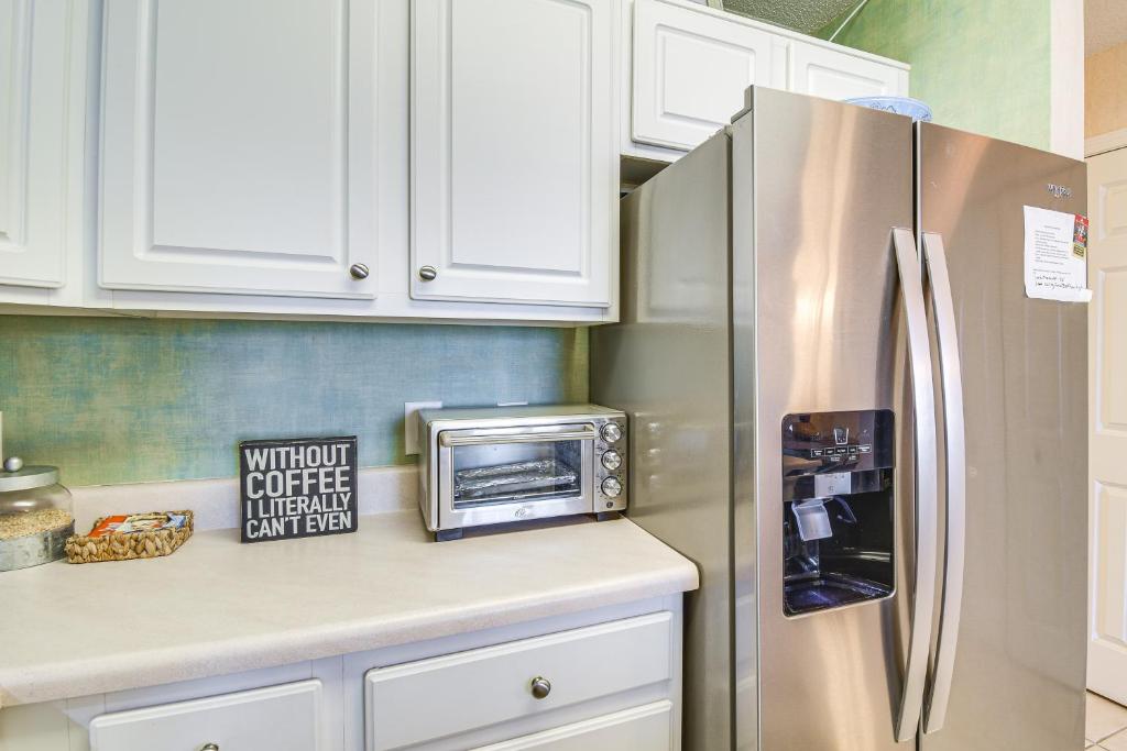 Gulf Shores Condo with Balcony 2 Mi to Fort Morgan!的厨房或小厨房