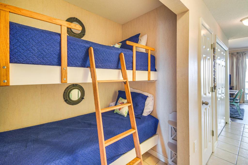 Gulf Shores Condo with Balcony 2 Mi to Fort Morgan!客房内的一张或多张双层床