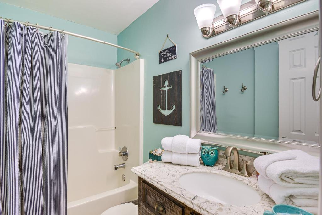 Gulf Shores Condo with Balcony 2 Mi to Fort Morgan!的一间浴室