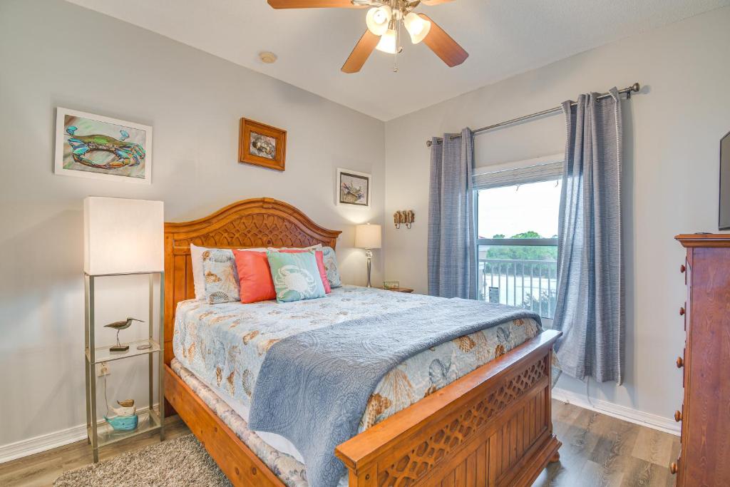 Gulf Shores Condo with Balcony 2 Mi to Fort Morgan!客房内的一张或多张床位