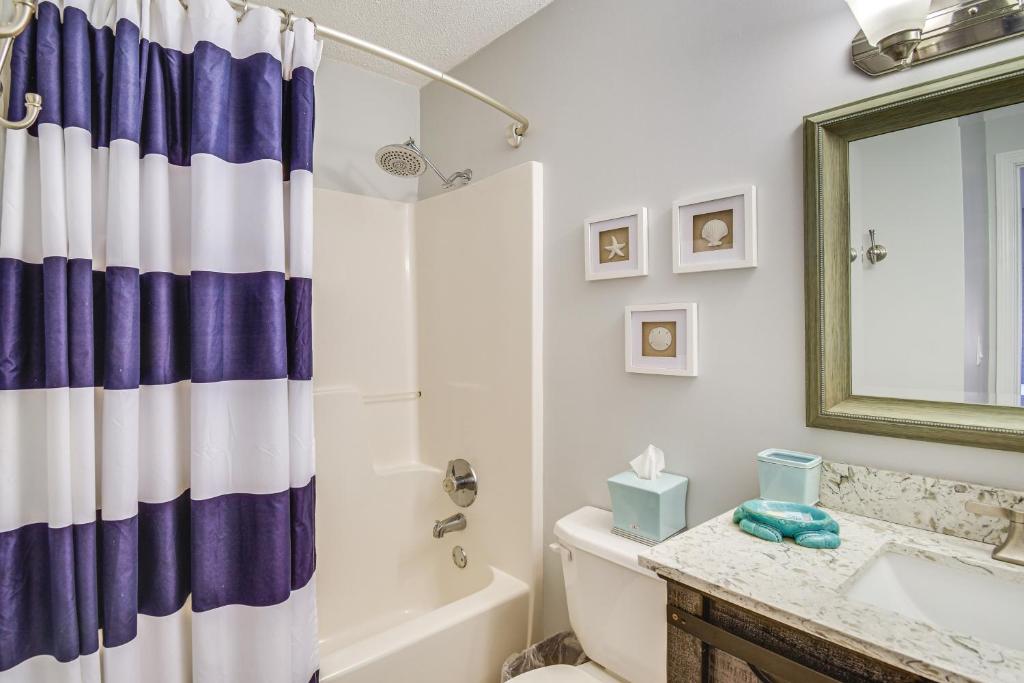 Gulf Shores Condo with Balcony 2 Mi to Fort Morgan!的一间浴室