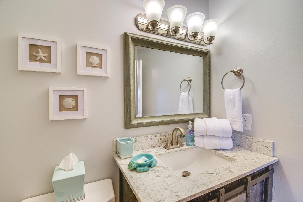 Gulf Shores Condo with Balcony 2 Mi to Fort Morgan!平面图