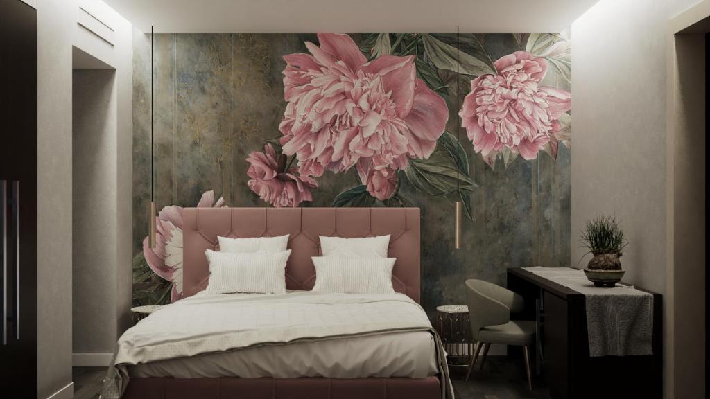 米兰The Unique Hotel的卧室配有一张墙壁上粉红色鲜花的床。
