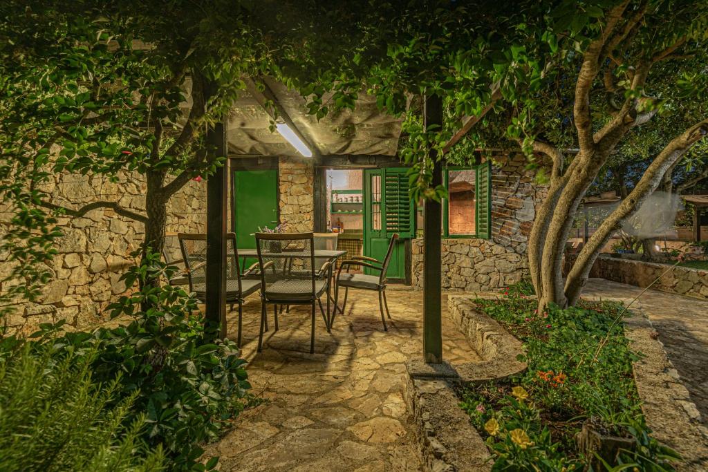 比利切Villa Mariah with pool near National park Krka的庭院配有桌椅和树木