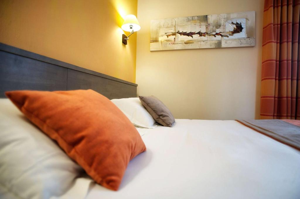 圣马洛苏科夫布里特酒店的卧室配有白色的床和2个枕头