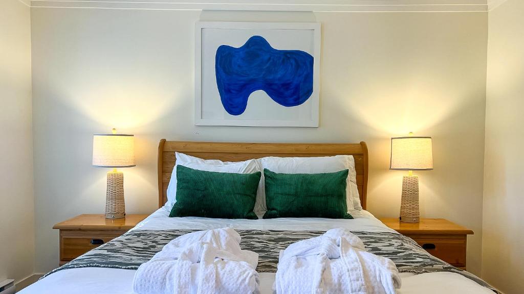 Madeira ParkThe Stonewater的一间卧室配有一张带绿色枕头的床