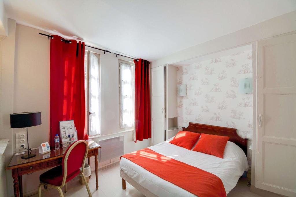 特鲁瓦Brit Hotel Comtes De Champagne - Troyes Centre Historique的一间卧室配有一张床、一张书桌和红色窗帘