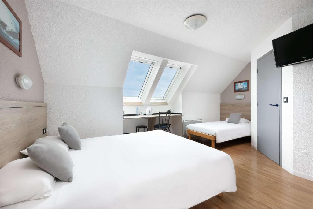 普卢加斯泰勒-达乌拉斯瓦茨布雷斯特布里特酒店的卧室设有一张白色大床和一扇窗户。