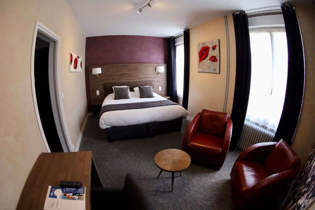 圣伊莱尔迪阿尔库厄Brit Hotel le Cygne的配有一张床和一把椅子的酒店客房