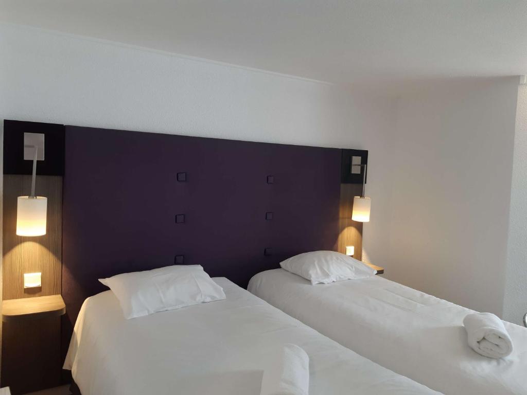 兰斯兰斯努韦利特布里特酒店的卧室内两张并排的床