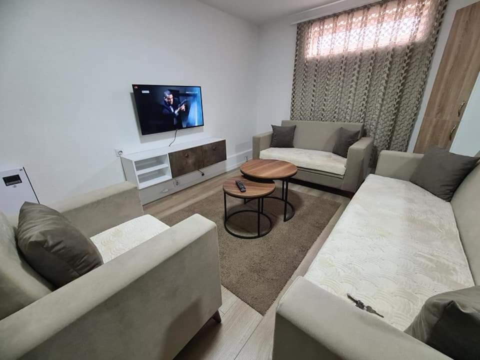GjakoveApartments Gjakove的客厅配有沙发和桌子