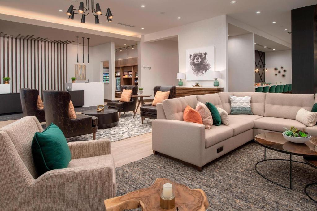 本德Residence Inn By Marriott Bend的客厅配有沙发和桌子