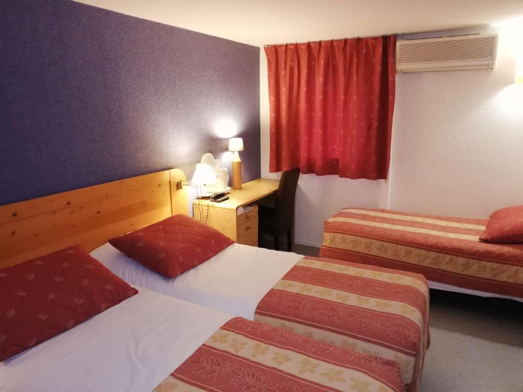 福梅尔洛特河布里特酒店的酒店客房配有两张床和一张书桌