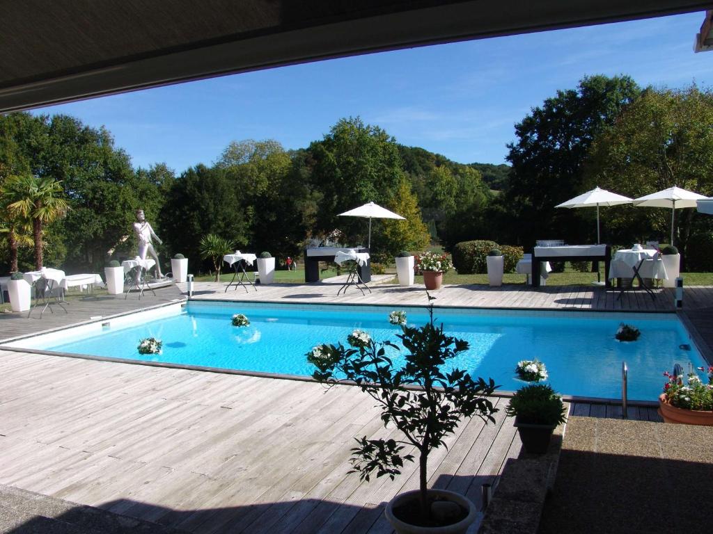 萨利耶德贝阿尔恩Brit Hotel du Golf Le Lodge的一个带木制甲板的大型游泳池