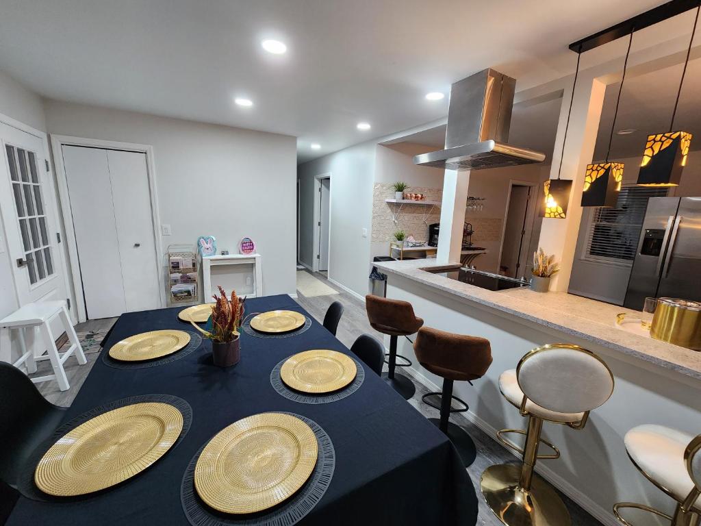 温泉城Carloover Vista: Mountain Escape的厨房配有带盘子的桌子