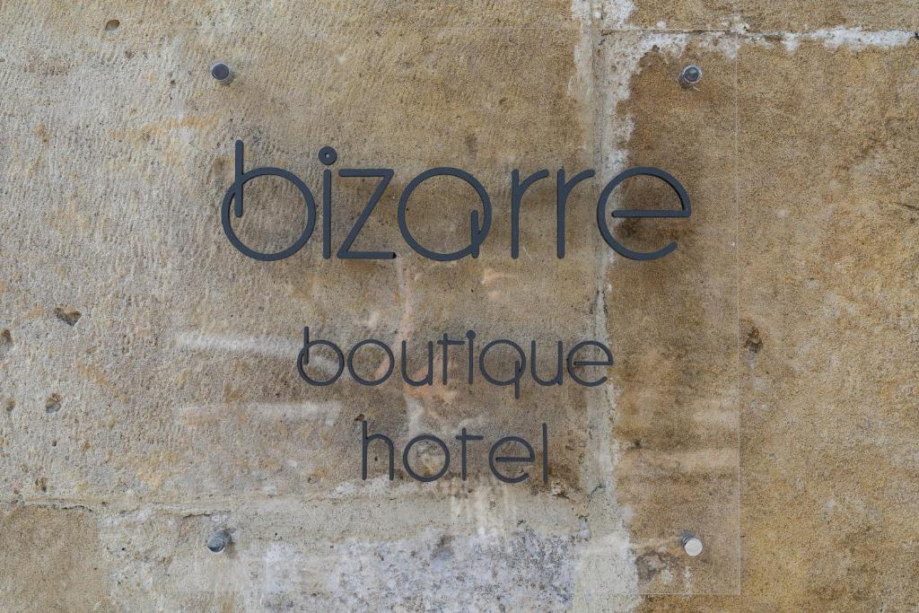 瓦尔纳Bizarre Boutique Hotel的墙上的一个标牌,上面写着跳舞者