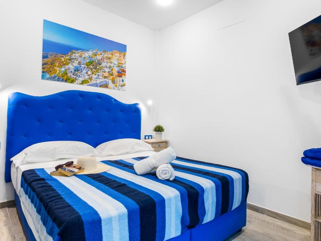 阿布里斯OKEANOS Eco Guest House的蓝色的床和蓝色的条纹毯子