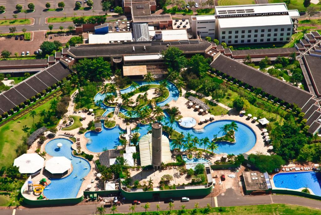 林斯Blue Tree Thermas de Lins Resort的享有度假胜地的空中景致,设有几个游泳池