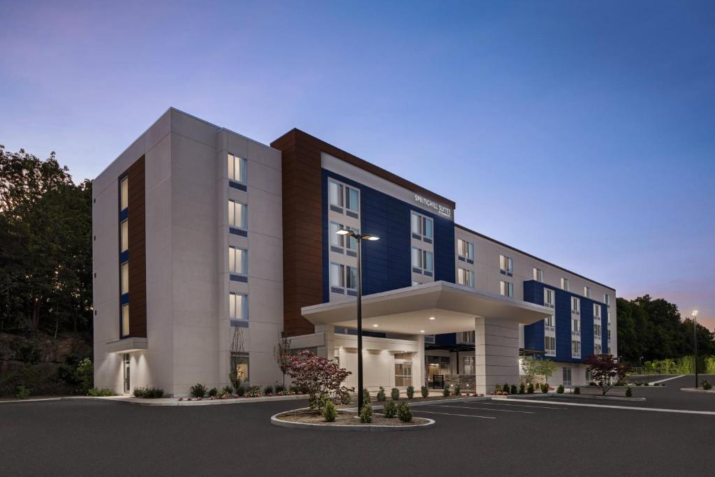 TuckahoeSpringHill Suites by Marriott Tuckahoe Westchester County的停车场内建筑物的 ⁇ 染