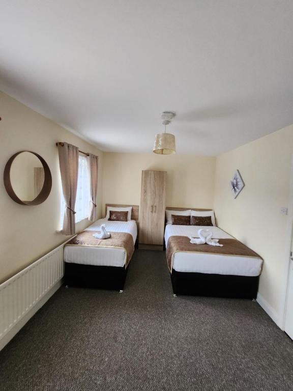 都柏林Lovely Private Room的酒店客房,设有两张床和镜子