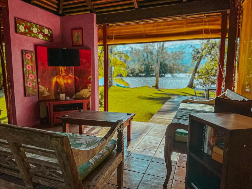 Tohautu米提拉帕别墅酒店的客厅设有带桌椅的庭院