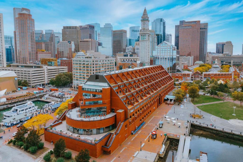 波士顿波士顿龙码头万豪酒店的一座橙色的建筑,位于城市天际线前
